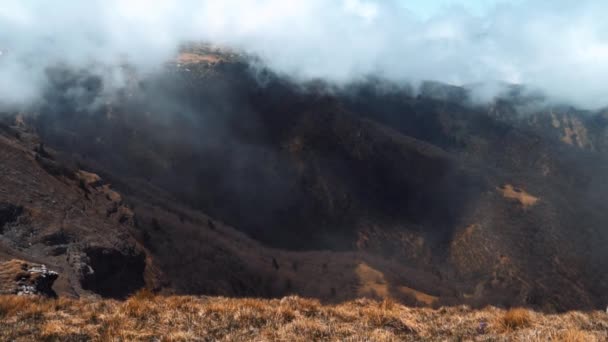 Movimiento de nubes de gran altitud en las montañas — Vídeo de stock