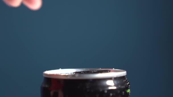 Man opens an aluminum can with a drink — Stock Video