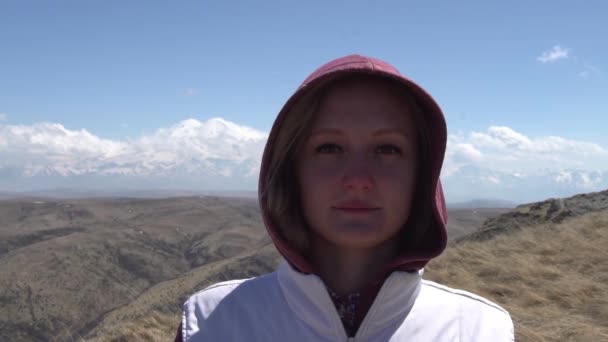 Ragazza guardando la fotocamera su uno sfondo di un vulcano addormentato guardare — Video Stock