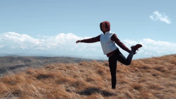 Fille faire du yoga dans la prairie sur le fond d'un volcan endormi — Video