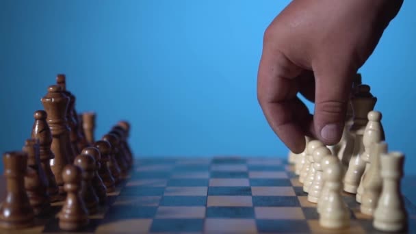 Mann macht den ersten Zug im Schach — Stockvideo