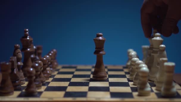 Ludzie grają w szachy, jeden kawałek czyści drugi. — Wideo stockowe