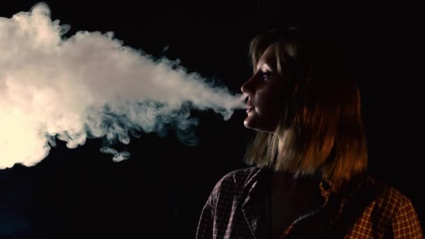 Chica exhala vapor de vapor — Vídeos de Stock