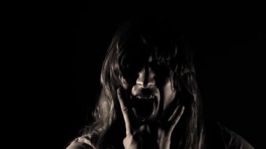 Siyah beyaz ağır çekimde rockçı adam