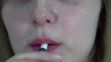 Kız sopa ısıtıcısı tütün içiyor.