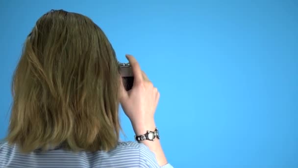 Новачка намагається сфотографуватися на старій камері — стокове відео