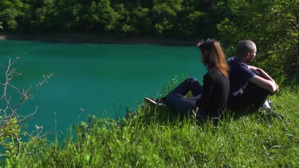 Νεαρό ζευγάρι, τσακωμός, μπλε λίμνη στο δάσος — Αρχείο Βίντεο