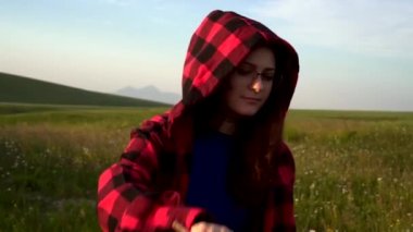 Mutlu kız bir kağıt fırıldak