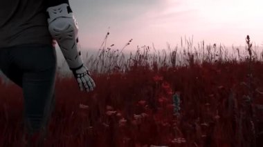 Robot protezli bir kız
