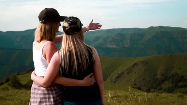 Två lesbiska flickor tittar på bergen — Stockvideo