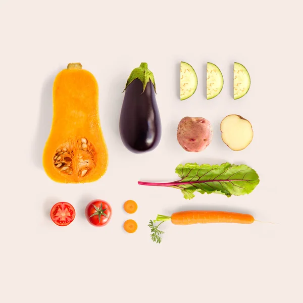 Kreatives Layout Aus Kürbis Karotten Tomaten Auberginen Zucchini Und Kartoffeln — Stockfoto