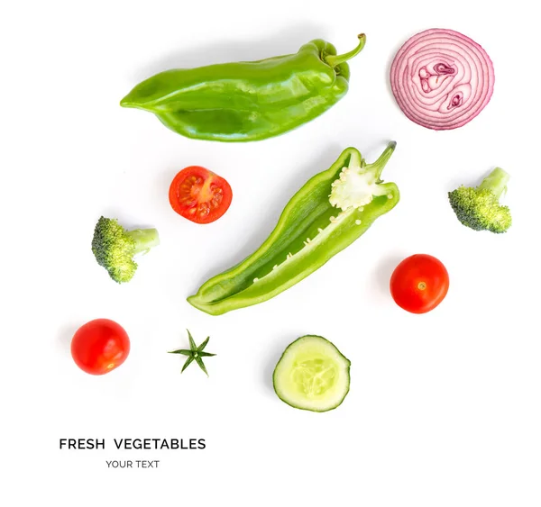 トマト 玉ねぎ ブロッコリー ピーマン キュウリで作られた創造的なレイアウト 平らな横たわる 食のコンセプト 白い背景に隔離された野菜 — ストック写真