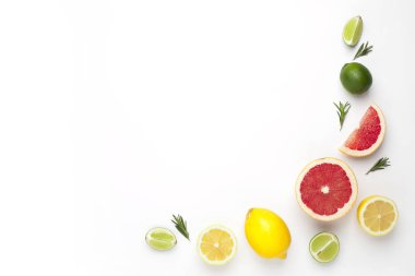 Renkli meyve çerçevesinden: kireç, limon, portakal, greyfurt, izole beyaz arka plan üzerinde. Üstten görünüm. Sağlıklı beslenme.