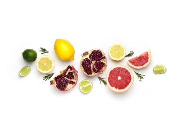 Renkli kompozisyon meyve: limon, limon, portakal, greyfurt, izole beyaz arka plan üzerinde Lal. Üstten görünüm. Sağlıklı beslenme.