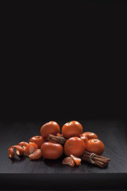 Mandalina ve tarçın siyah arka plan Christmas yeni yıl Halloween