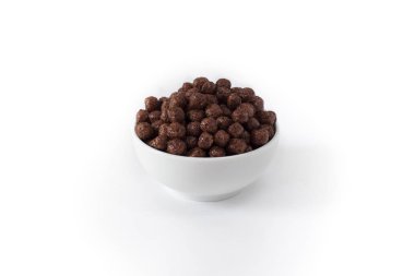 Corn Flakes izole kase üst bölümünde beyaz zemin üzerine çikolata topları