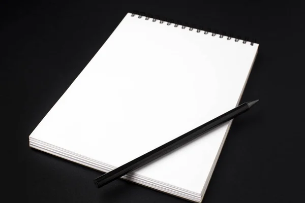 Cuaderno Limpio Abierto Cuaderno Con Lápiz Sobre Fondo Negro —  Fotos de Stock