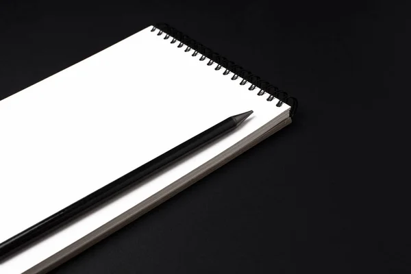 Caderno Limpo Aberto Caderno Esboços Com Lápis Sobre Fundo Preto — Fotografia de Stock