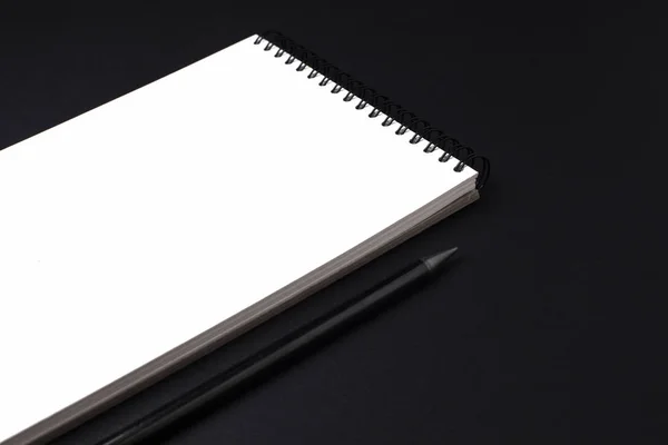 Cuaderno Limpio Abierto Cuaderno Con Lápiz Sobre Fondo Negro —  Fotos de Stock