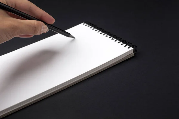 Mano Humana Con Lápiz Preparan Para Escribir Cuaderno Fondo Negro —  Fotos de Stock