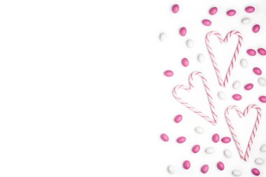 Çerçeve pembe ve beyaz şeker ve kalp Top şeklinde lolipop beyaz arka plan Sevgililer günü Yılbaşı yeni yıl görüntülemek