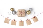 Zlaté a stříbrné koule, dárek, svíčky, poznámky s přáním na kolíčky na prádlo, pohled shora bílé pozadí Vánoce Nový rok