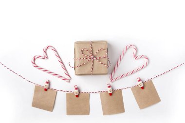 Hediye, mumlar, lolipop, notlar clothespins, Doğum dilek ile üst görüntülemek beyaz arka plan Christmas yeni yıl