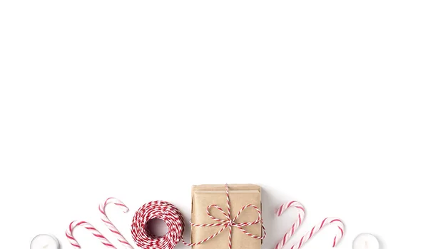 Rahmen Aus Geschenk Kerzen Lutscher Draufsicht Weißer Hintergrund Weihnachten Neujahr — Stockfoto