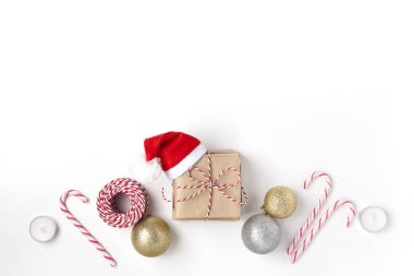 Altın ve gümüş toplar, Hediyelik, mumlar, lolipop, üstten görünüm beyaz arka plan Christmas yeni yıl çerçeve