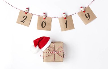 Hediyelik Noel Baba, mumlar kırmızı şapka, notlar clothespins, üst Doğum dilek ile görüntülemek beyaz arka plan Christmas yeni yıl