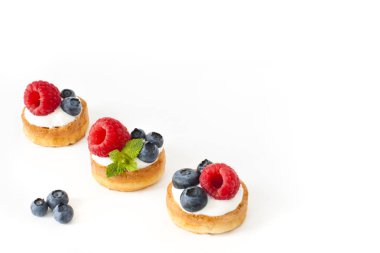 Yaban mersini, ahududu ve beyaz arka plan üzerinde taze nane ile üç Belçika Waffle