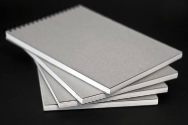 A sert karton kapak siyah bir arka plan ile birkaç sketchbooks