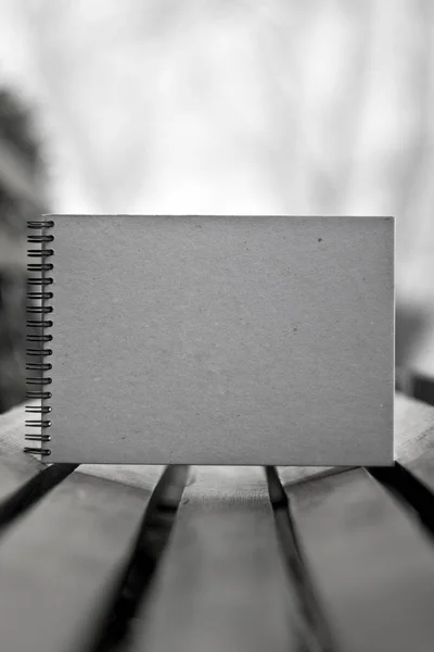 Sketchbook Con Una Copertina Cartone Rigido Una Panchina Primo Piano — Foto Stock