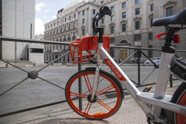 Madrid, İspanya 2018-08-12 sokakta Kiralık modern turuncu bisiklet
