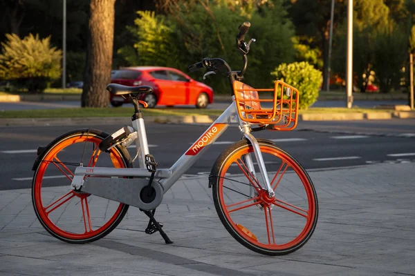 Modernes Orangefarbenes Fahrrad Mieten Auf Der Straße Von Madrid Spanien — Stockfoto