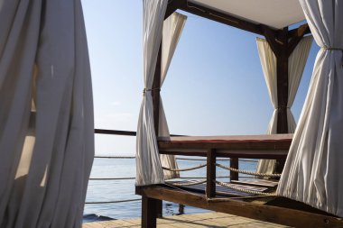 İskeleye deniz dinlenmek için Beach yataklar