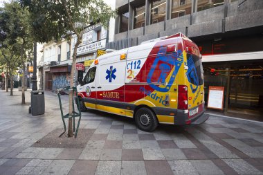 Madrid, İspanya 2018-08-05 sokakta parlak ambulans