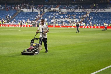 Santiago Bernabeu Stadyumu, Madrid, İspanya 2018-08-12 futbol sahasında çim biçme kesme çim adam