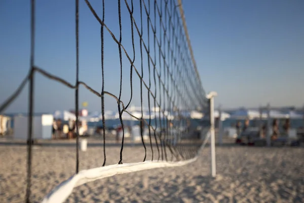 Пляжна волейбольна мережа на березі моря на заході сонця — стокове фото