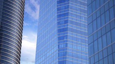 arka planda muhteşem dramatik gökyüzü ile modern güzel gökdelenler üzerinde görünümü kadar kapatın  