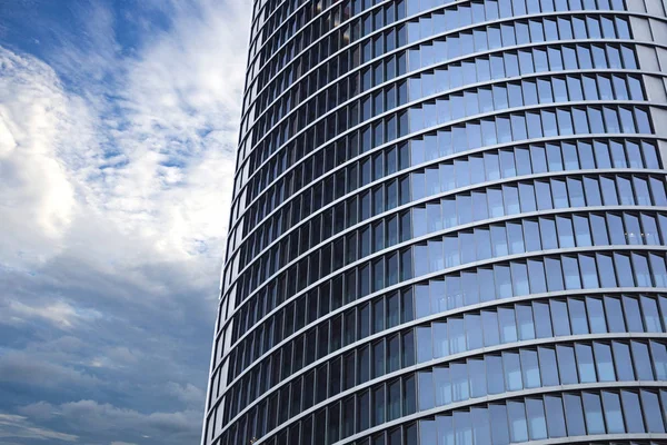 arka planda muhteşem dramatik gökyüzü ile modern güzel gökdelen üzerinde görünümü kadar kapatın  