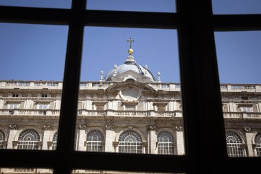 Kemerler ve majestic, bahçesinde windows penceresi aracılığıyla manzarasının güzel Royal Palace of Madrid (Palacio Real de Madrid) güneş ışını şehir merkezinde