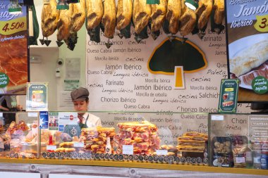 Geleneksel İspanyolca satış jamon (İspanyolca jambon) ve diğer aperatifler ve Madrid, İspanya 2018-08-18 Sokak sokak dükkanda Şarküteri
