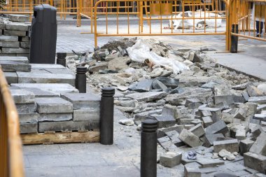 İnşaat işleri: kaldırım tuğla ve kaldırım döşeme şehir sokakta yenilenmesi