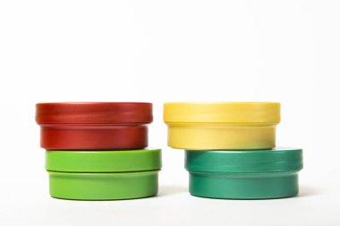 Beyaz adam reklam kopya alanı ile farklı renkteki kavanoz kadar boş sahte izole