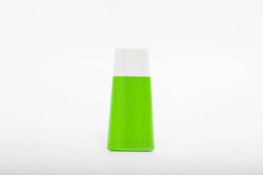 boş sahte kopya alanı izole beyaz arka plan üzerinde beyaz kapaklı yeşil şişe ile reklam kadar