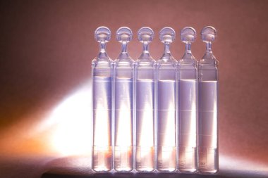 Alay bufus - plastik ampül (damla, şişe) parlak ışık kırmızı zemin üzerine izole kopya alanı ile reklam kadar boş.