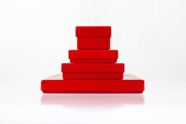 Beyaz arka planda yansıma ile izole kırmızı kutuları ile kopya alanı farklı boyutlarda Grubu'nun reklam kadar boş sahte