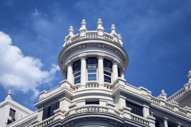 Güzel klasik geleneksel Avrupa mimari İspanya - Madrid ünlü başkenti sokaklarında