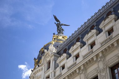 Metropolis - dramatik mavi bulutlu gökyüzü arka planda en güzel binalarla Madrid, İspanya 